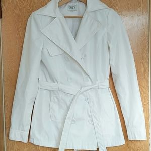 Suzy Shier | White trench coat with tie